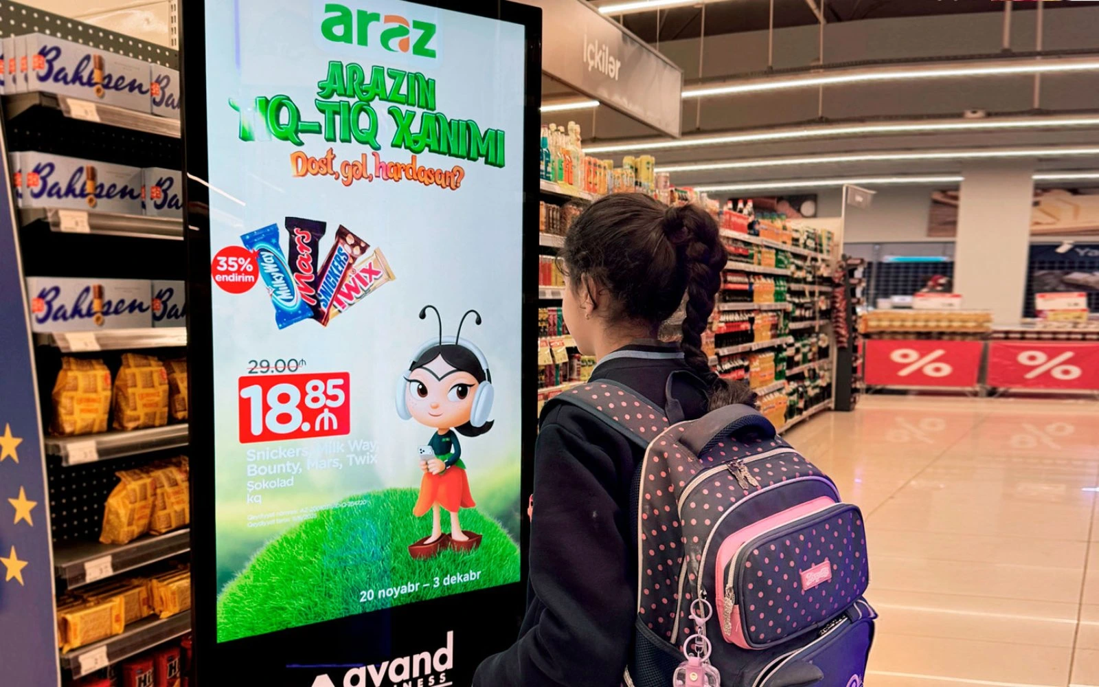 Məhsul rəfləri yanında 4K ekran