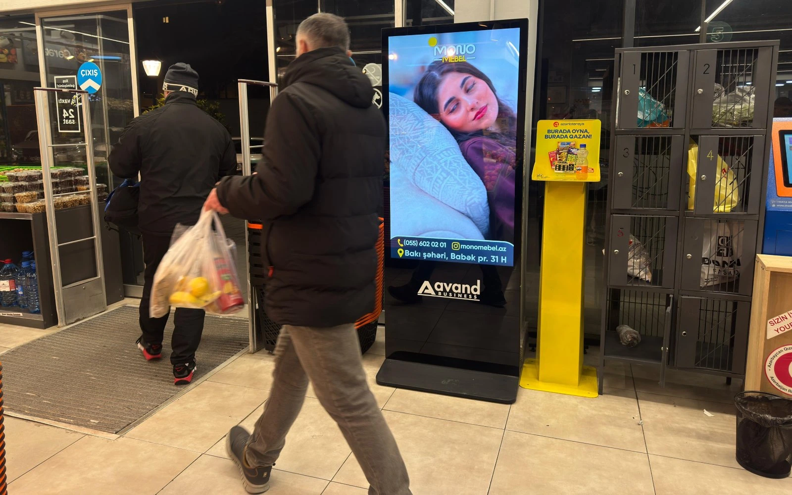 Reklam videoları göstərən ekran